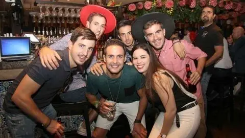 Numerosos grupos de amigos disfrutaron de principio a fin de la mejor Feria de Abril que se celebra en Emiratos Árabes. (EL CORREO