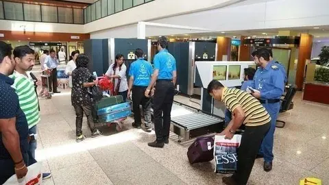 Agentes de Aduanas en el Aeropuerto Internacional de Dubai (DXB).
