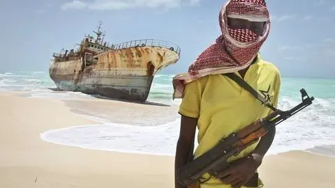 En la imagen de AP, un joven pirata somalí.