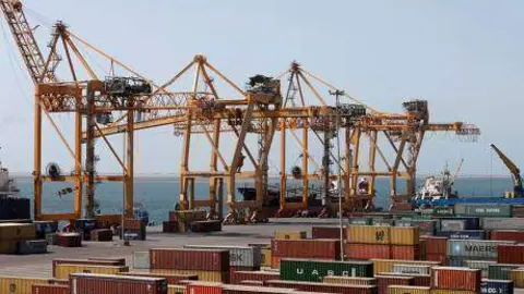 Terminal de contenedores en el puerto de Al Hodeidah en el Mar Rojo.
