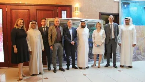 La curadora Aurela Cuku primera por la izquierda.