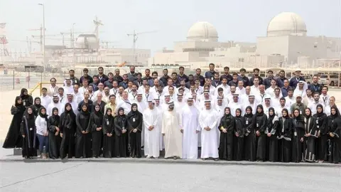 El gobernador de Dubai junto a su Gabinete y el personal de la Central Nuclear de Barakah