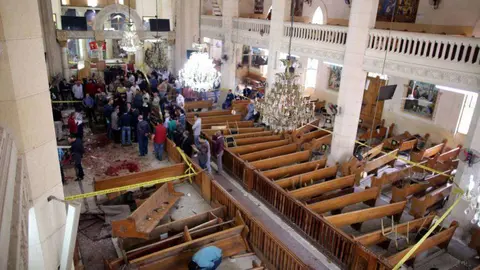 Imagen del interior de una de las iglesias atacadas en Egipto. (Reuters)