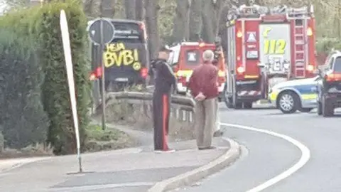 Equipos de emergencia alemanes en el lugar de la explosión.