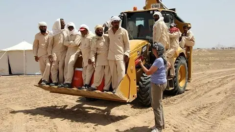 Los trabajadores de la excavación ponen rumbo al lugar del almuerzo en presencia de Carmen del Cerro tras finalizar la jornada. (EL CORREO)