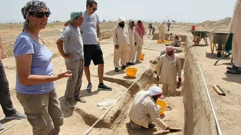 La doctora Carmen del Cerro -izquierda- explica los últimos hallazgos en la excavación arqueológica de Thuqeibah en Sharjah. (EL CORREO)