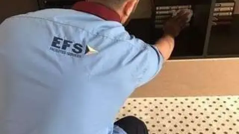 Uno de los sancionados con servicios comunitarios en Abu Dhabi, limpiando los libros de una biblioteca.