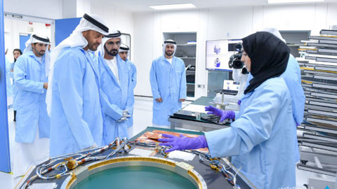 Sheikh Mohammed bin Rashid y Sheikh Mohammed bin Zayed durante su visita al Centro Espacial. 