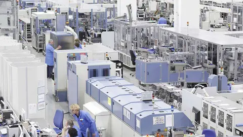 Empleados en una de las plantas de fabricación de Siemens. (Siemens, Facebook)