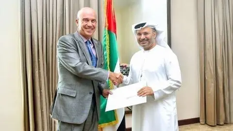 El embajador de España en Abu Dhabi entrega la misiva al ministro Asuntos Exteriores de EAU.