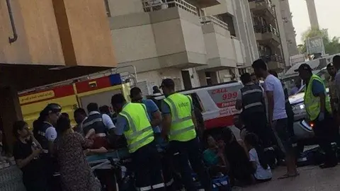 Equipos médicos atendieron a los heridos frente al edificio incendiado. (Twitter)