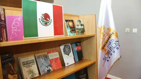 Libros de autores mexicanos donados por la embajada a la Universidad París-Sorbona de Abu Dhabi. (EL CORREO)