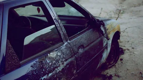 Un vehículo quemado.