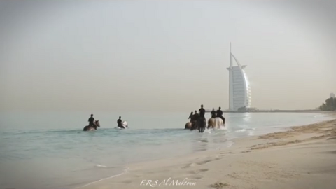 Fotograma de uno de los vídeos que muestran a las hijas de Skeikh Mohammed practicando surf a caballo en Dubai. (Instagram)