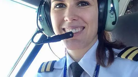 Noemí en la cabina de un avión de Ryanair.