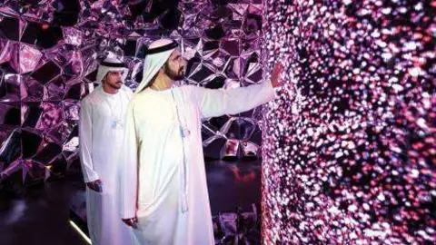 Esta foto de Sheikh Mohammed ilustra la portada del primer número de 'Popular Science Arabia'.