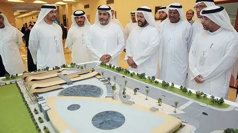 Los promotores del nuevo mercado de Abu Dhabi analizan la maqueta del proyecto.