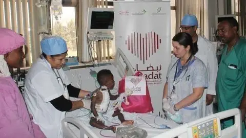 Sanitarios atienden a uno de los pequeños pacientes de Nadabat.