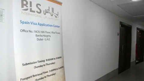 Cartel de BLS a las puertas de su oficina en Dubai. (EL CORREO)