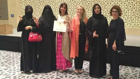 María Tello muestra el diploma que acredita el reconocimiento junto a varias invitadas al acto. (Cedida)