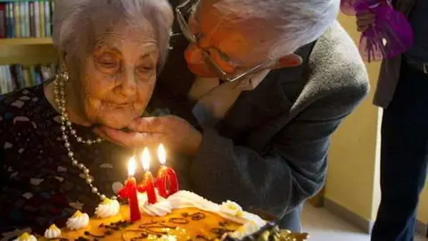 La española Ana Vela sopla las velas de su 110 cumpleaños.