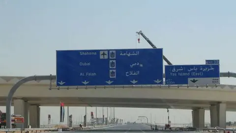 La Shaikh Maktoum Bin Rashid Road dirección Dubai.