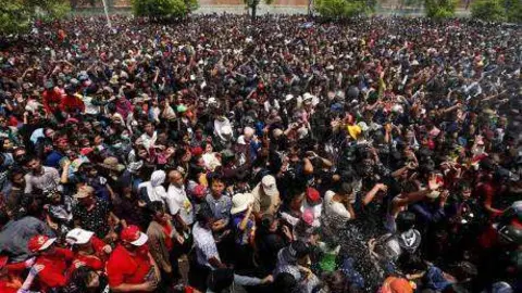 Asistentes a la Fiesta del Agua de Myanmar.