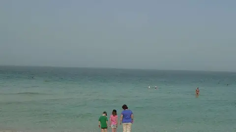 Una familia en una playa de Dubai. (Mike Hauser, Flickr)