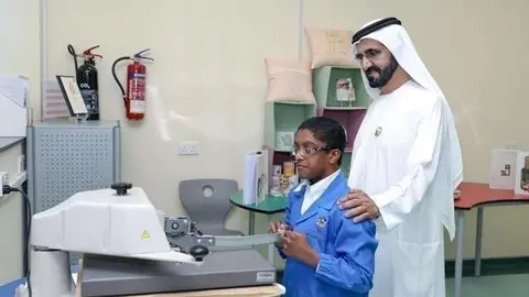El jeque Mohammed bin Rashid Al Maktoum, con uno de los alumnos del centro del Ministerio de Desarrollo de la Comunidad.