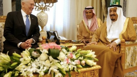 El rey saudí Salman -derecha-  junto a su intérprete durante un encuentro con el secretario de Defensa esadounidense. (AFP)