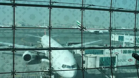 Un Boeing 777 de Emirates en la Terminal 3 del aeropuerto de Dubai. (EL CORREO)