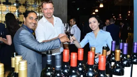 Asistentes brindando durante la celebración del Día del Malbec en Abu Dhabi. (Manaf K. Abbas)