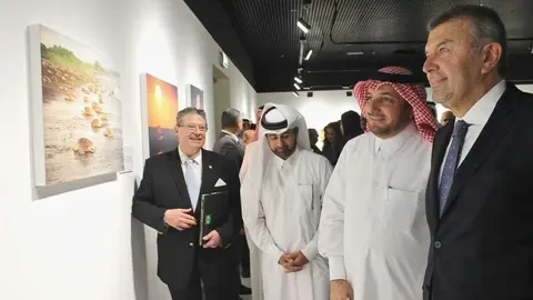 Los embajadores de Ecuador -derecha- y de Costa Rica en Qatar -izquierda- recorren la exposición fotográfica latinoamericana del festival 'Raíces' junto a autoridades locales durante el acto inaugural. (EL CORREO)