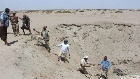 Las fuerzas de seguridad yemeníes inspeccionan las municiones sin explotar confiscadas. (AFP) 