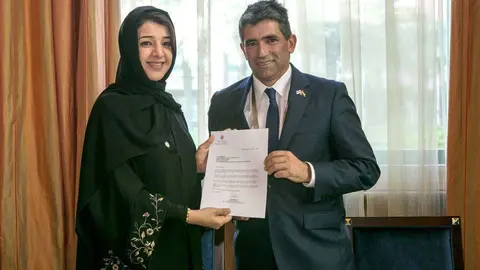 Reem Al Hashimi, ministra de Estado para la Cooperación Internacional y directora general de la Expo 2020, y Raúl Sendic, vicepresidente de Uruguay, en el momento de entrega del documento. (Cedida)
