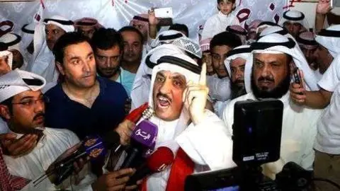 Liberado líder de la oposición de Kuwait y el ex MP Mussallam al-Barrak.  (AFP / Getty Images)