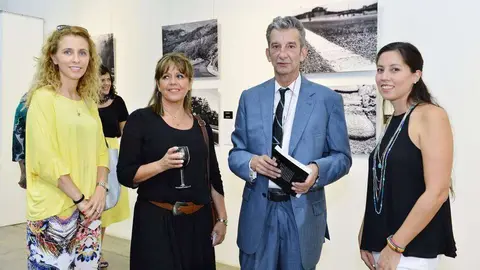 Manuel Guisande, durante la inauguración de la exposición 'En tu línea' en Dubai. (Manaf K. Abbas)