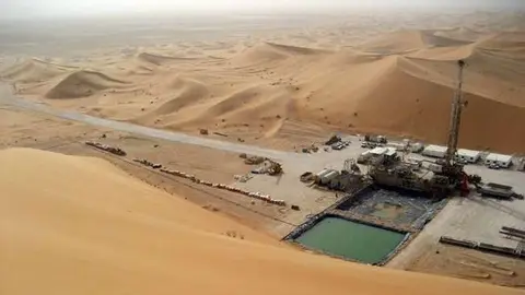 Una plataforma petrolera situada en el desierto de Omán.