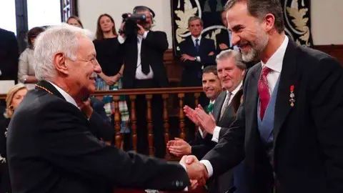 Eduardo Mendoza -izquierda- saluda al rey de España Felipe IV. 