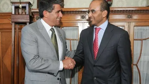 El vicepresidente de Uruguay -izquierda- saluda a Majid Saif Al Ghurair. (Cedida)