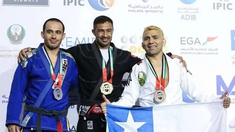El campeón chileno en el podio de Abu Dhabi.