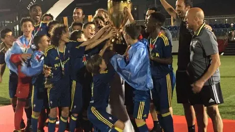 El Celta Infantil, tras proclamarse campeón en Dubai.