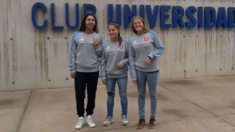 Las tres futbolistas chilenas traspasadas a Abu Dhabi.