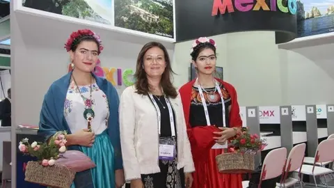 La directora del Fondo Mixto de Promoción Turística de Ciudad de México, Irene Muñoz -en el centro-, en el stand de México en la Arabian Travel Market de Dubai. (EL CORREO)
