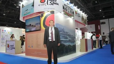 Miguel Nieto-Sandoval, director de la Oficina Española de Turismo (OET) en Abu Dhabi, ante el pabellón de España en la Arabian Travel Market. (EL CORREO)