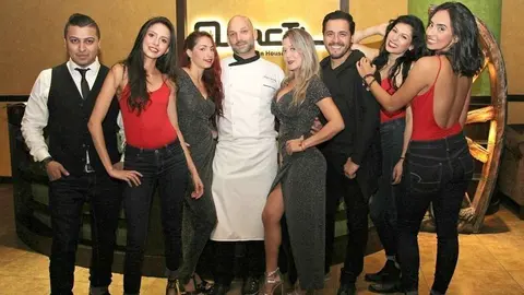 El nuevo equipo del restaurante Ocacti, con Edikson Duarto como manager -a la izquierda- y Alexis Hernández como chef -en el centro-. (EL CORREO)