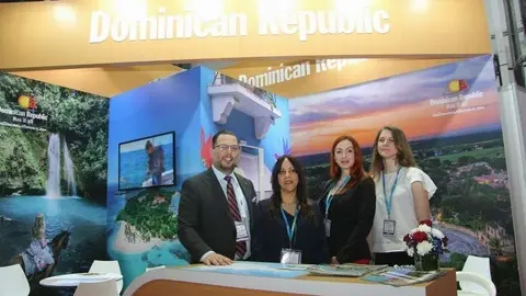 La directora del Consejo Turístico de la República Dominicana para Turquía, Oriente Medio y Asia Central -segunda por la derecha-, en el stand de la ATM junto a otros representantes dominicanos, entre ellos Amer El Kadi -a la izquierda-. (EL CORREO)