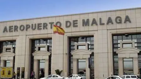 Acceso principal del Aeropuerto de Málaga en España.