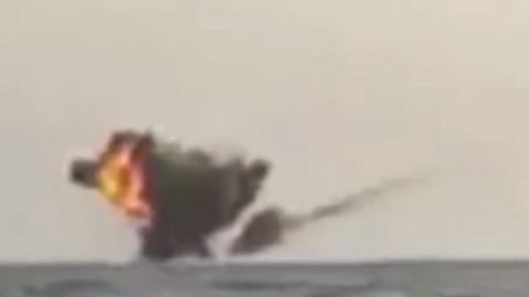 Captura de pantalla del vídeo de la explosión de un barco de los hutíes por un avión saudí.