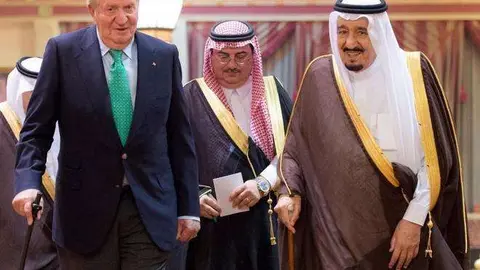 El Rey Juan Carlos recibido por el Rey Salma en Riad.